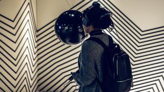 photo d'une femme portant un casque audio au sein de l'expoisition silence