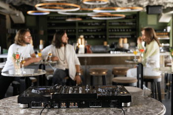 intérieur d'un bar musical avec table de mixage et clients