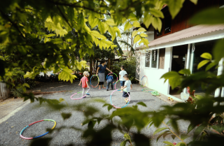cour d'ecole avec enfants jouant