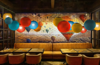 bar restaurant vide avec absorbants acoustiques au plafond