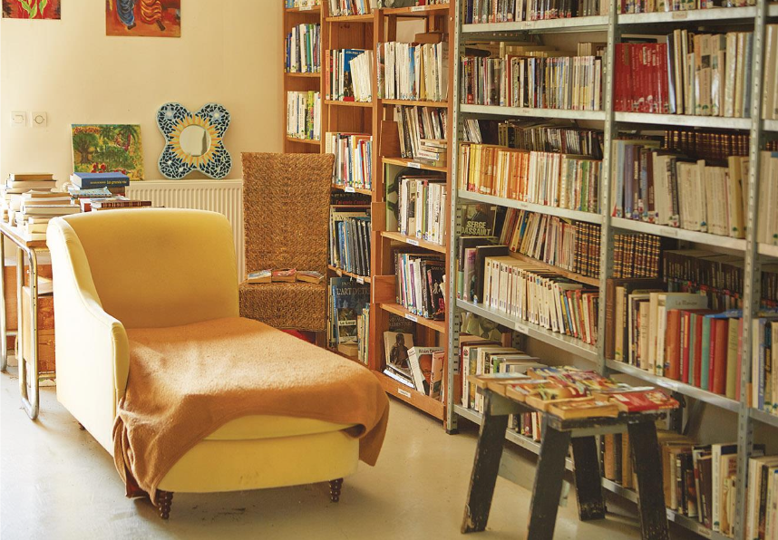 bibliothèque ensoleillée avec fauteuil de lecture