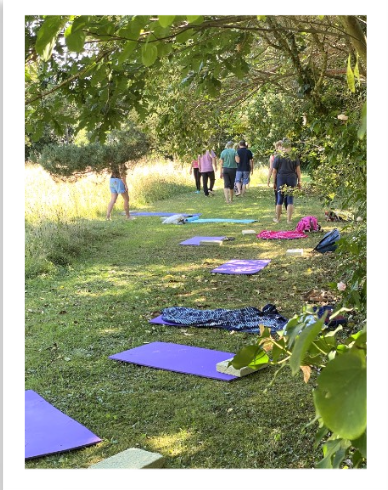 espace calme dans un parc avec des tapis de yoga au sol
