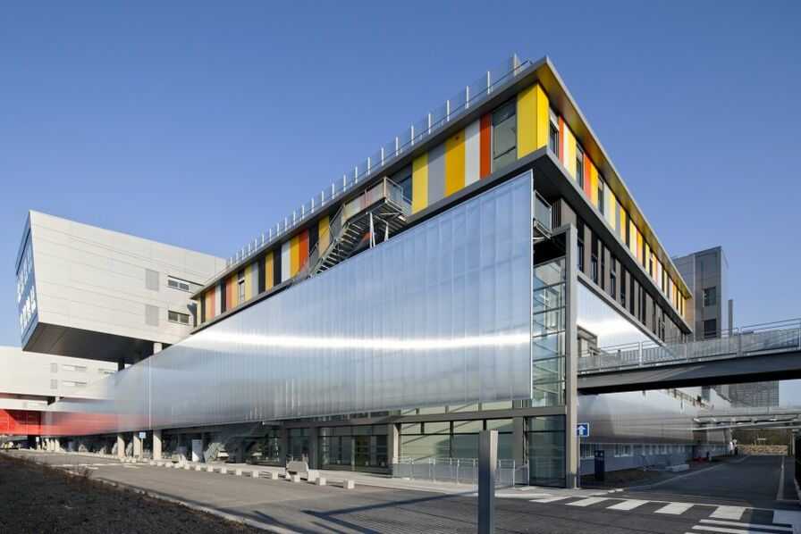 façade d'un hôpital moderne un jour de grand soleil