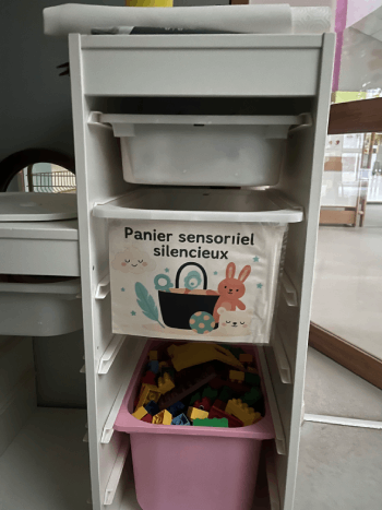 pièce fermée avec mobilier en bois et fauteuil confortable