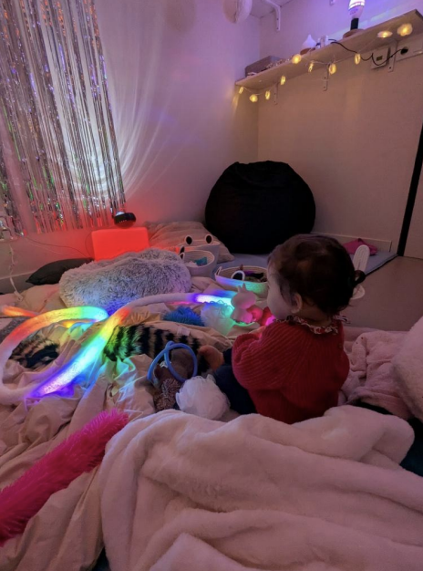 bébé dans une pièce calme avec jeux de lumière