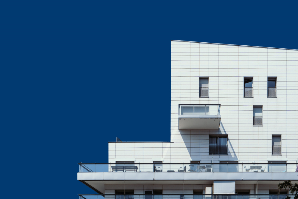 facçade d'un immeuble moderne sur ciel bleu