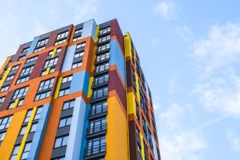 batiment-coloree-avec-du-jaune-orange-et-rouge