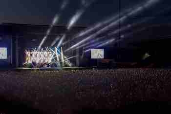 concert-de-nuit-avec-foule