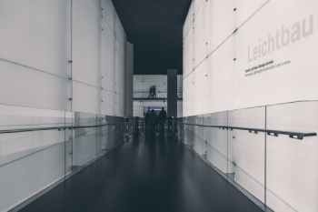 couloir-noir-et-blanc--contemporain