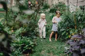 enfant-dans-jardin