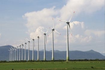 eoliennes_alignees_dans_une_plaine