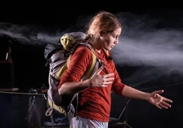 femme_dans_la_brume_avec_un_sac_de_camping