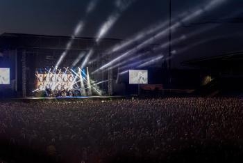 foule_devant_une_scene_de_concert_la_nuit