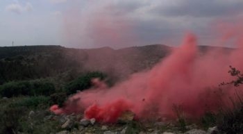 fumee_rouge_due_a_un_fumigene_dans_la_montagne