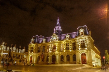 hotel_de_ville_de_poitiers_de_nuit_avec_facades_eclairees