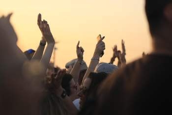 image-foule-qui-danse-mains-levees