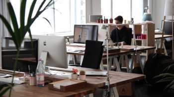 openspace-moderne-avec-un-homme-a-son-bureau