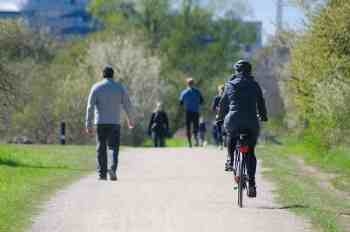 parc-ville-avec-pieton-cycliste