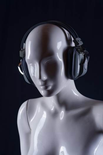 photo-mannequin-avec-casque-audio-sur-fond-noir