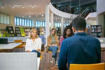 photo-médiathèque-homme-qui-parle-devant-un-public