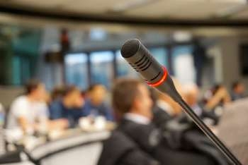 photo-micro-dans-une-salle-de-conférence