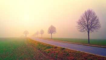 photo-route-brumeuse-de-campagne-au-levee-de-soleil