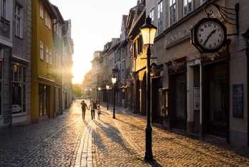 photo-rue-pietonne-avec-leve-de-soleil