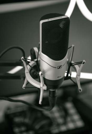 photographie-noir-et-blanc-micro-de-studio