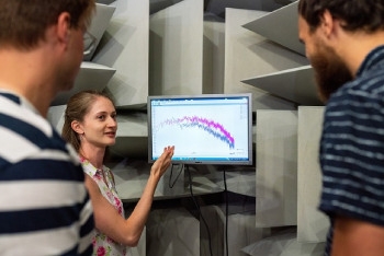 trois_ingenieurs_dans_une_chambre_anechoique_regardant_un_logiciel_acoustique