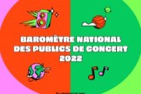 ado regardant son portable dehors avec des ecouteurs dans les oreilles