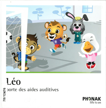 Léo porte des aides auditives. Léo porte un système Roger.