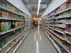 rayon de supermarche avec une personne