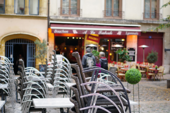 terrasse de restaurant avec chaises empilées
