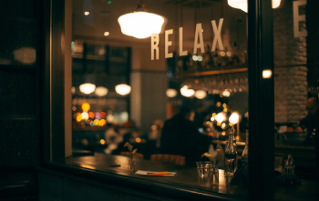 façade d'un bar nommé Relax de nuit