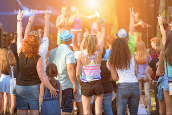 famille assistant a un concert