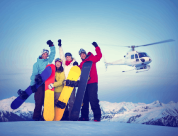snowboarders et hélicoptère en fond