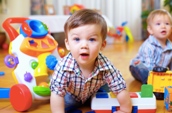 enfant entouré de jouets