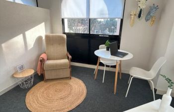 pièce fermée avec mobilier en bois et fauteuil confortable