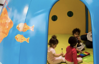 Plusieurs vues de cantines scolaires équipés d'indicateurs de bruit