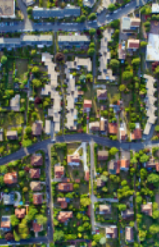 Image d'une ville arborée vue du ciel