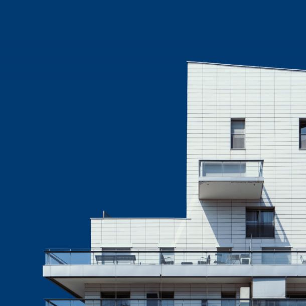 facçade d'un immeuble moderne sur ciel bleu