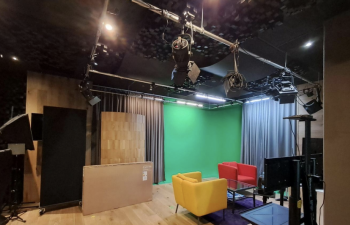 pièce fermée avec mobilier en bois et fauteuil confortable