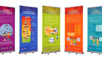 Exposition de 5 panneaux colorés sur lesquels on distingue une échelle de bruit et une oreille schématisée