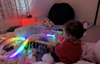 pièce fermée avec mobilier en bois et fauteuil confortable