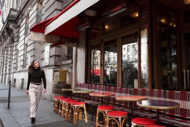 terrasse de restaurant avec femme passant devant