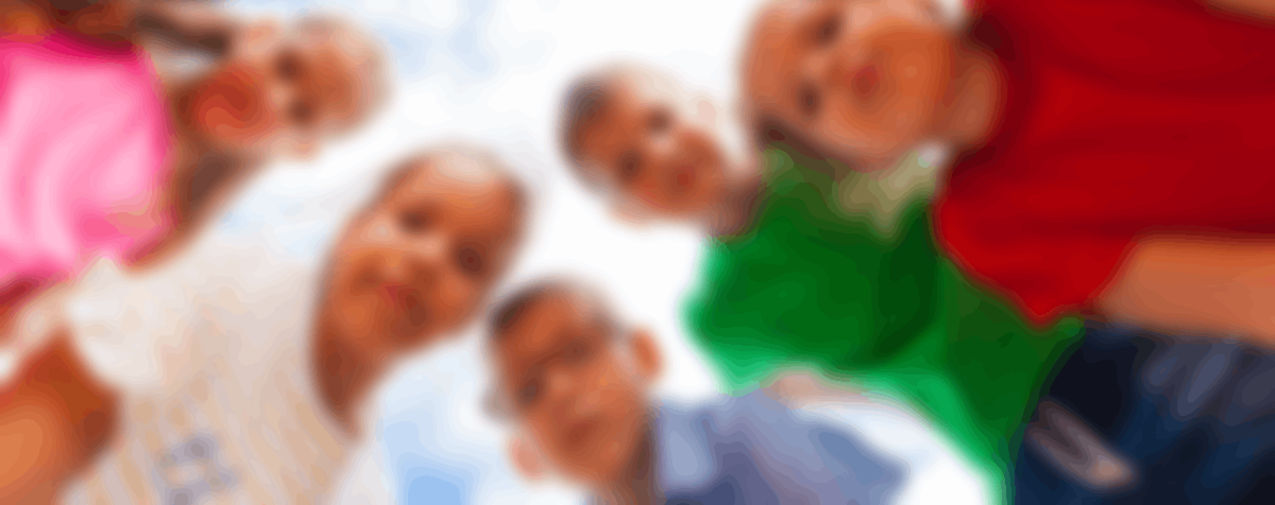 enfants qui regardent en contre plongée