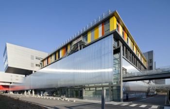 façade d'un hôpital moderne un beau jour d'été