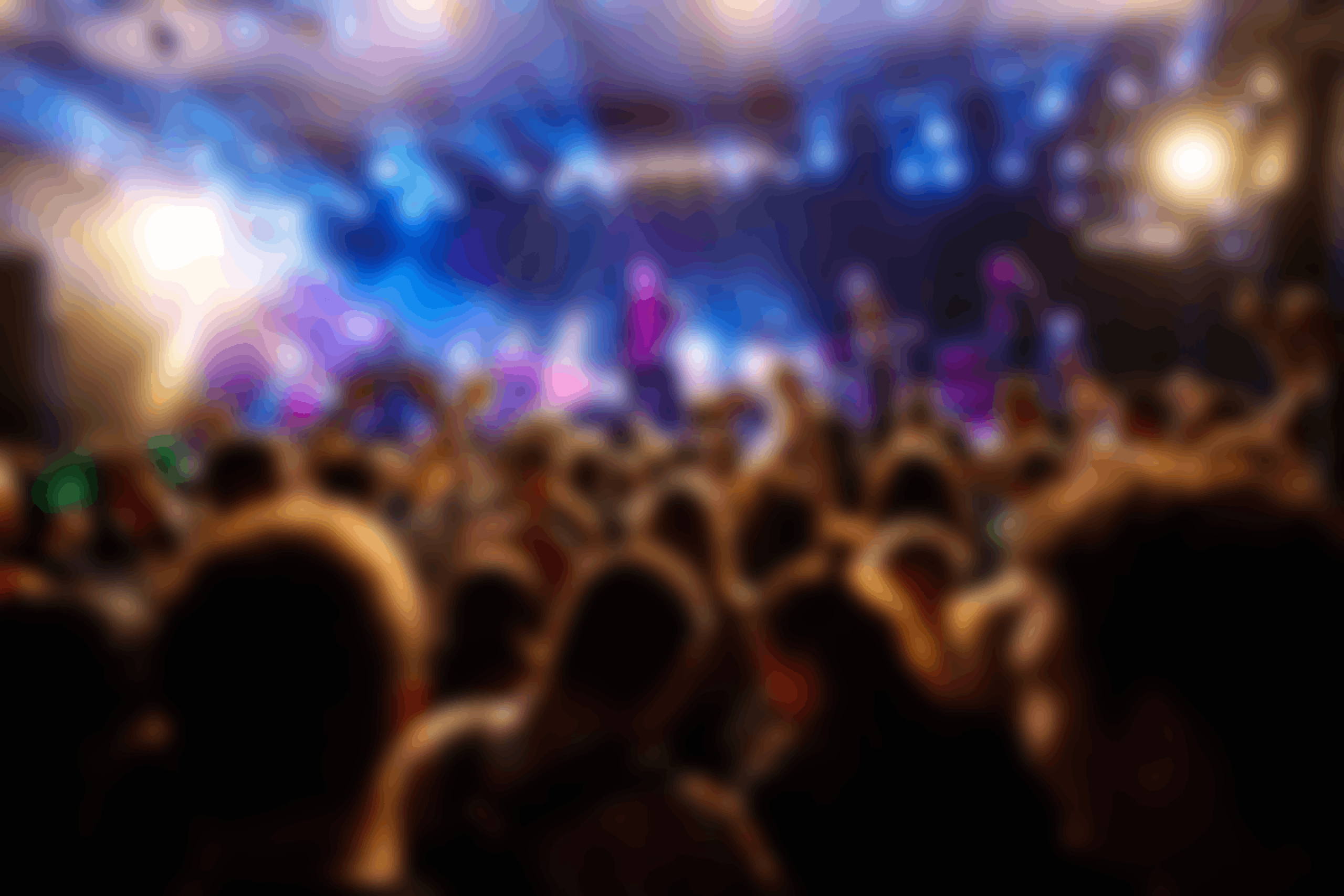 foule en délire dans une salle de concert