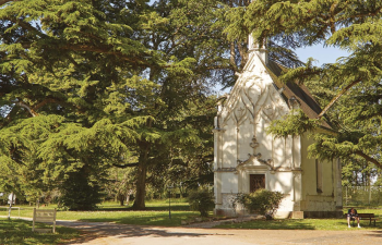 chapelle ancienne dans un parc public ensoleillé
