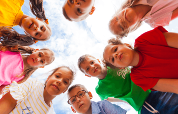 groupe d'enfante vu en contre-plongée